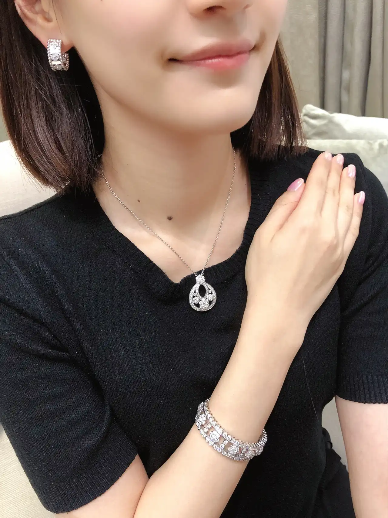 网红必备！时尚玫瑰金耳圈评测：款式多样，佩戴指南全解析，轻松提升气质！