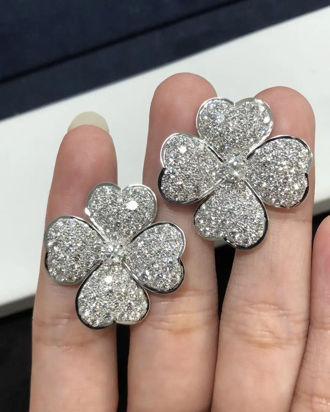 网红爆款！玫瑰金耳钉搭配指南，时尚达人必备的精致饰品推荐