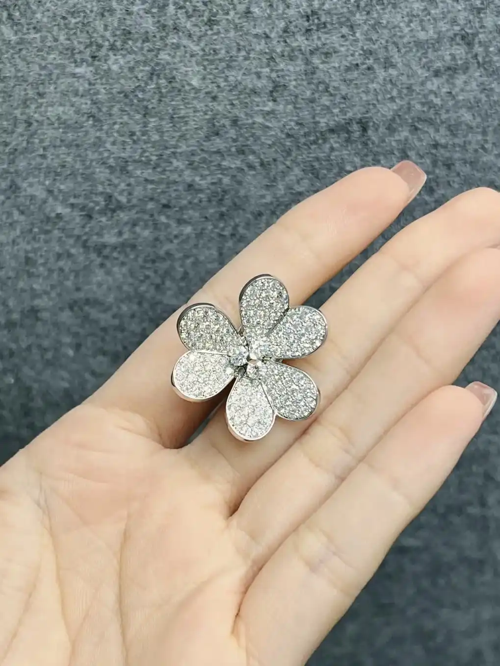 高端奢华必备！玫瑰金耳环选购指南与时尚搭配技巧