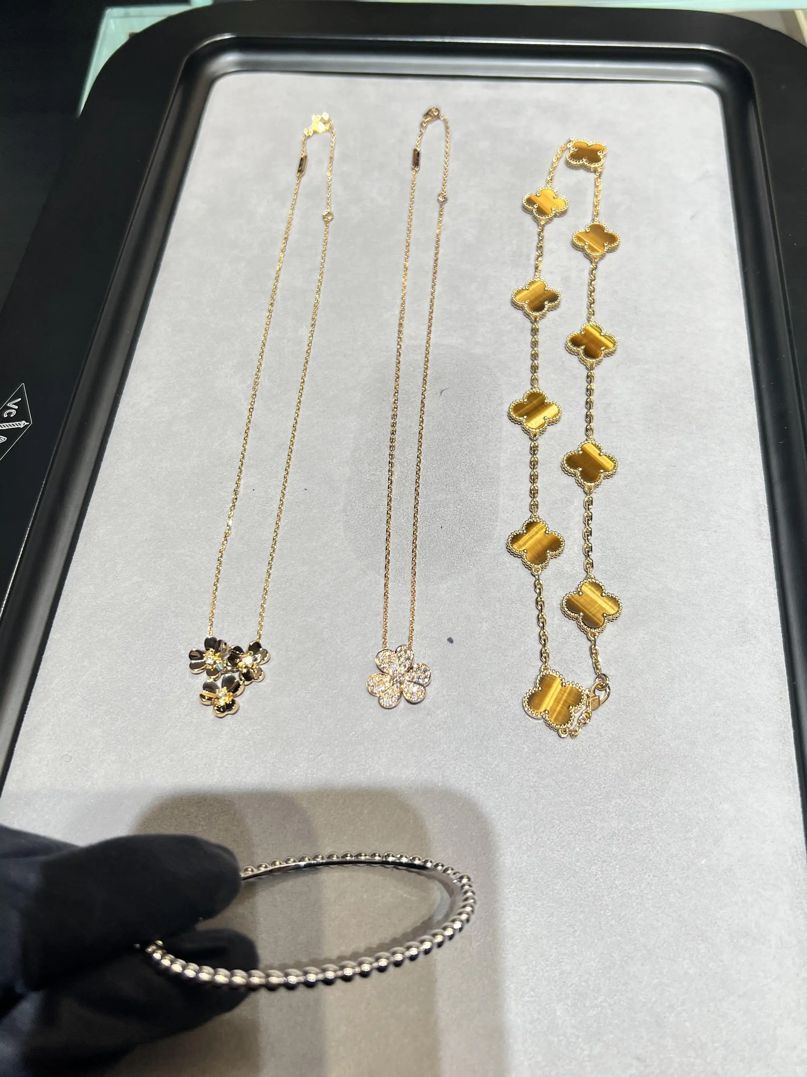 玫瑰金耳钉图片展示