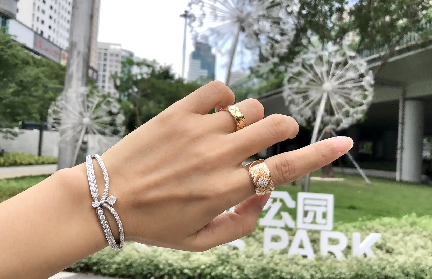 2023热门潮流单品：玫瑰金耳钉，轻松提升气质的时尚饰品选购指南！
