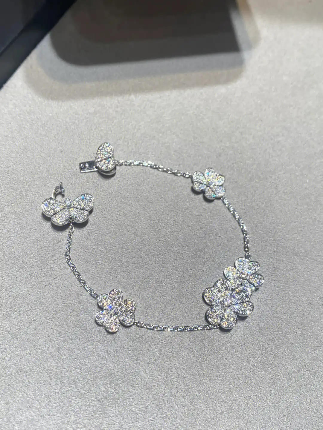 优雅玫瑰金耳钉：时尚搭配必备的璀璨饰品选购指南