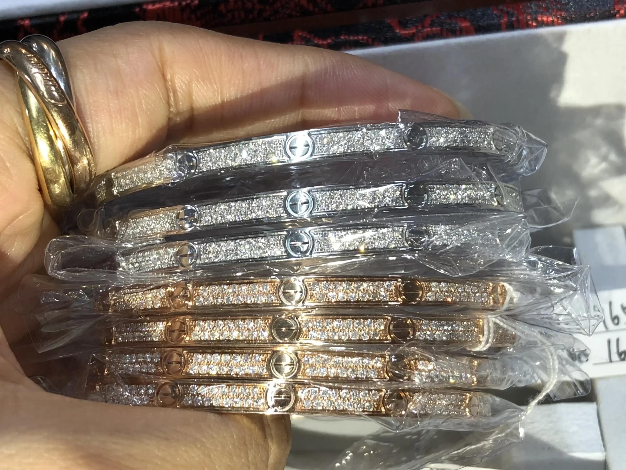网红必备！时尚玫瑰金耳圈评测：轻盈美钻，优雅气质加分神器