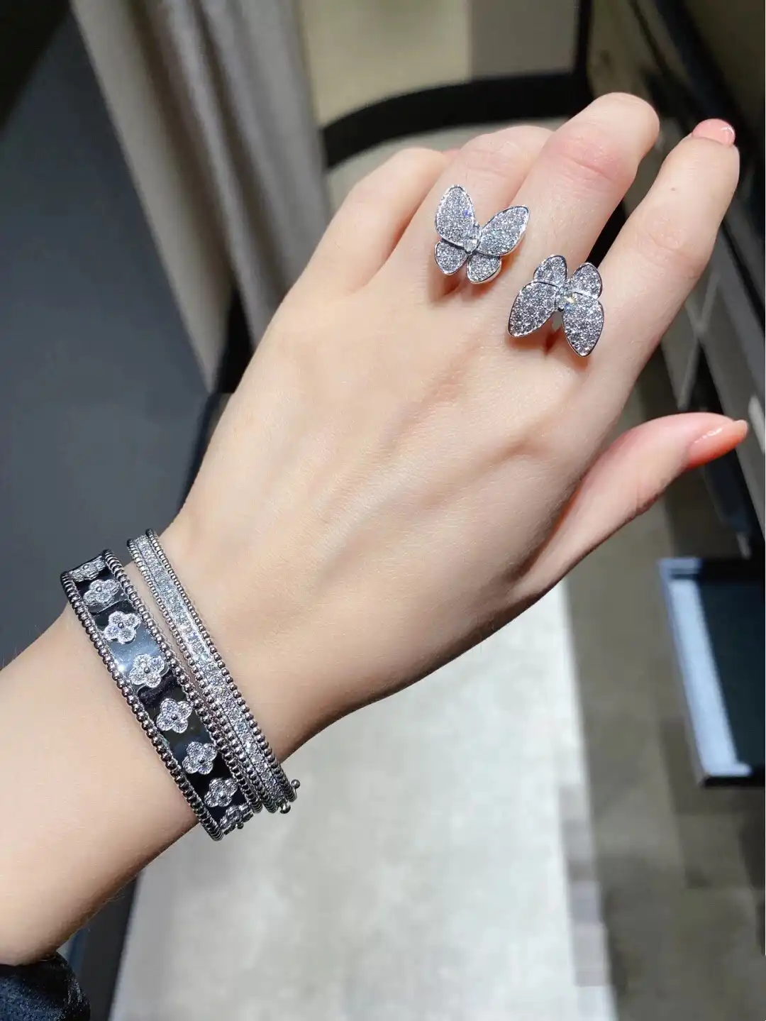 高端时尚必备：玫瑰金耳钉评测与选购指南，让你的美丽加分！
