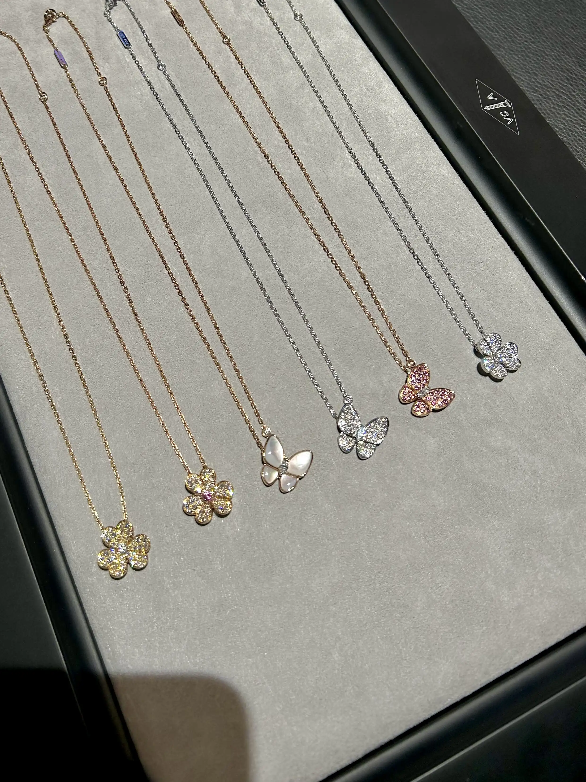 玫瑰金耳钉图片展示