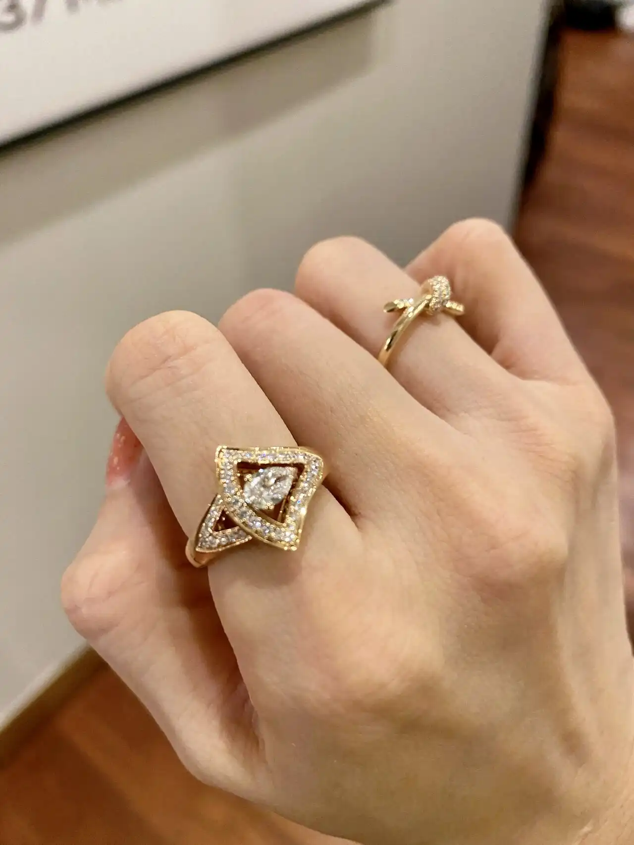 诱惑无限：皮质黑裙耳钉美女的极致魅力
