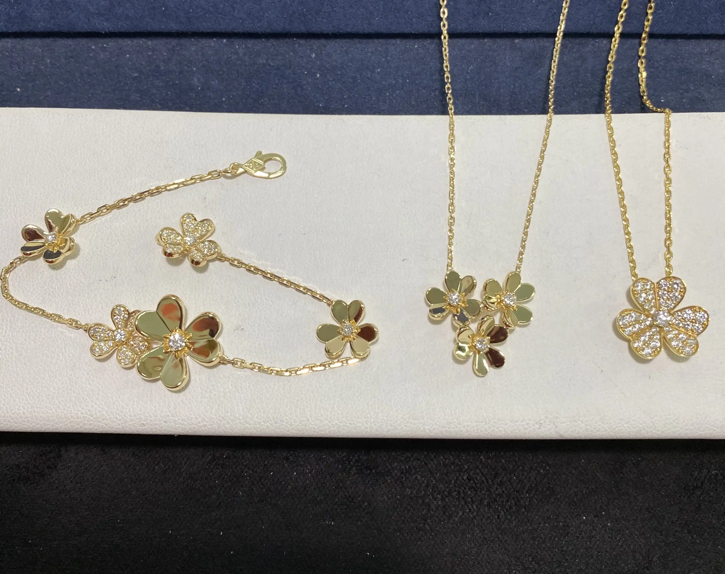 玫瑰金耳圈图片展示