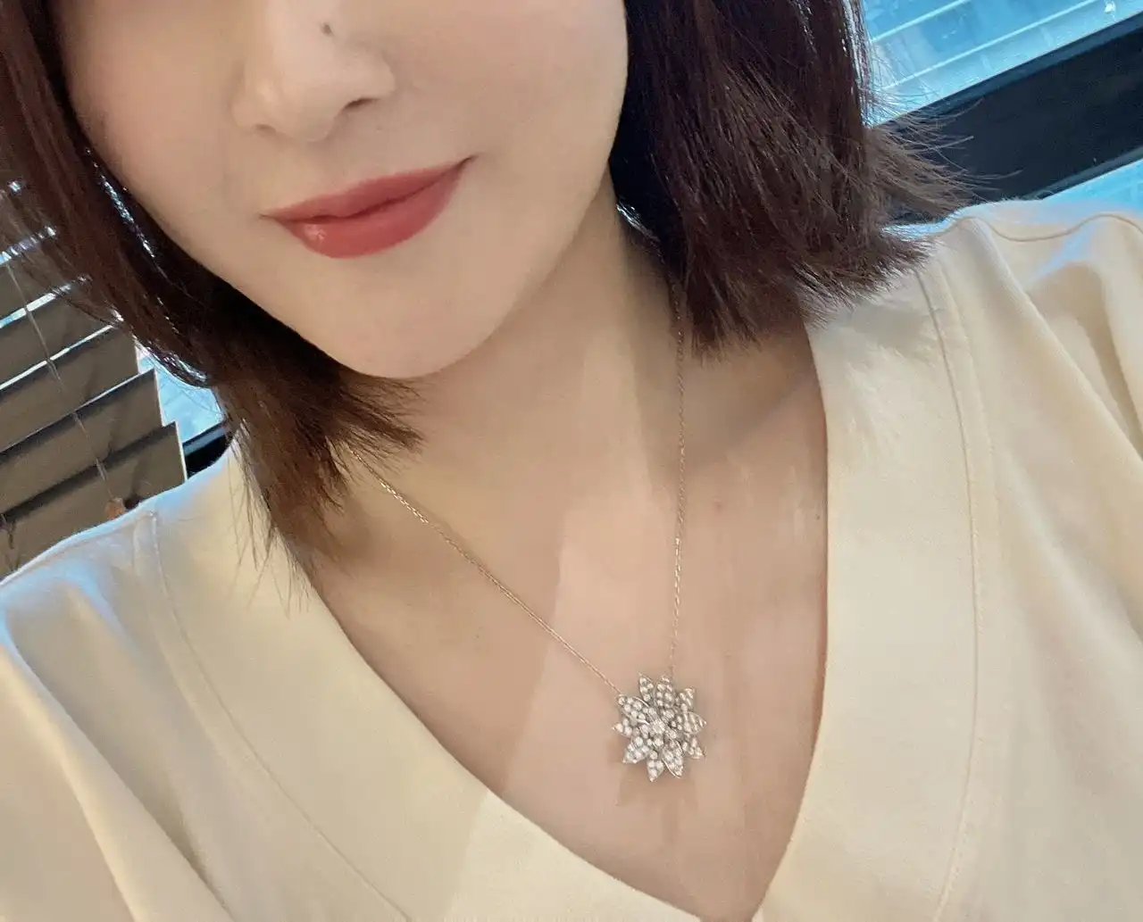 奢华玫瑰金耳圈：时尚搭配指南及选购技巧，打造精致妆容必备单品