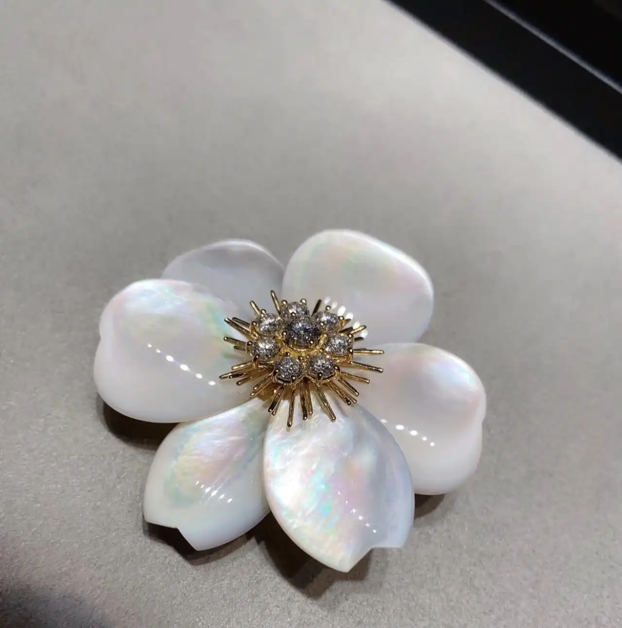 网红必备！2023热门玫瑰金耳钉款式盘点，美到不行的时尚搭配指南
