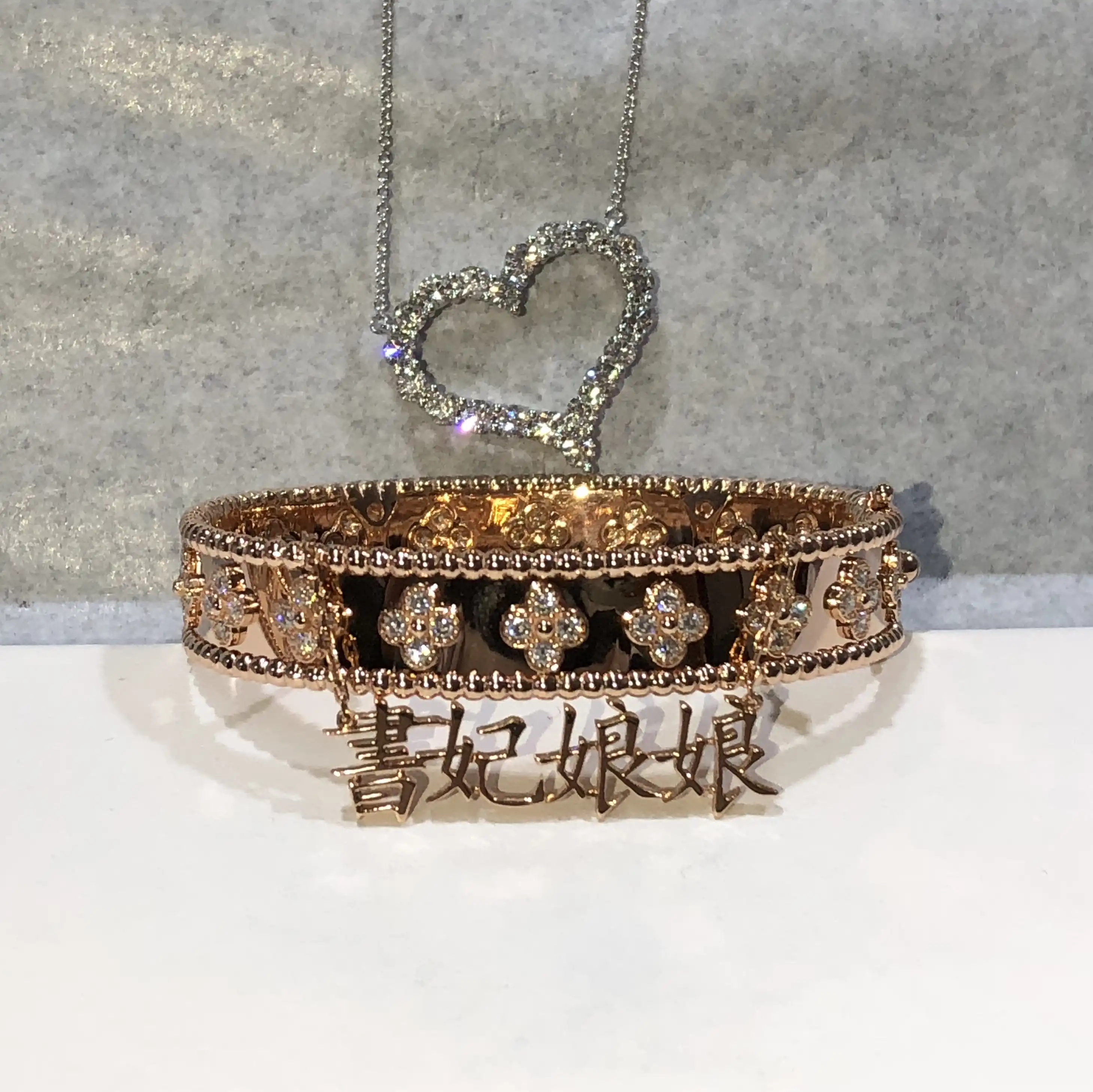 玫瑰金耳钉图片展示